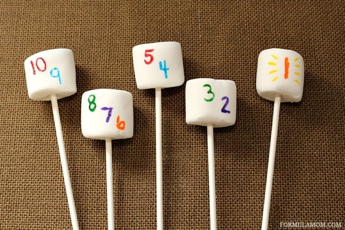 Kid Friendly New Years Eve Ideas: Countdown Marshmallow Pops #NewYearsEve