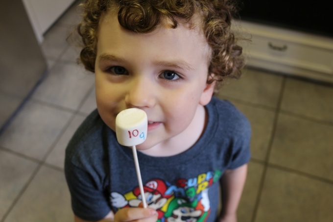Kid Friendly New Years Eve Ideas: Countdown Marshmallow Pops #NewYearsEve