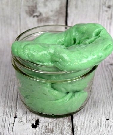 St Patricks Day Slime: Green Glitter Slime #StPatricksDay #diy