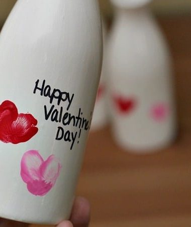 Valentine Crafts for Preschoolers: Fingerprint Vase #ValentinesDay #crafts