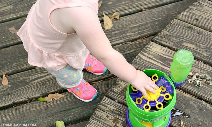 Take your kids outside but keep them safe with these simple Outdoor Play Safety Tips!