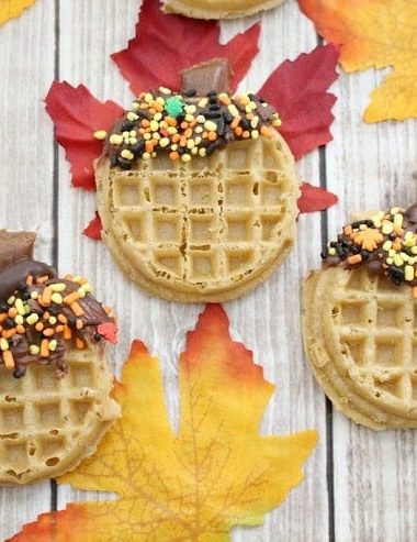 The weather is changing which means it's time for fun fall breakfast ideas for the kids! Turn waffles into these adorable acorns with just a few ingredients!