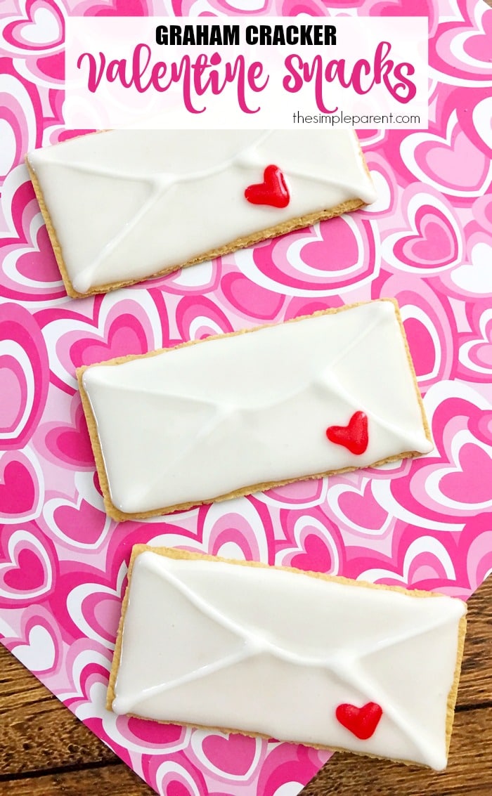 Make a sweet treat with this Graham Cracker Valentine snack! 