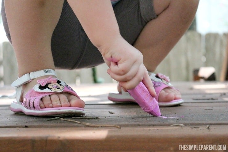 Have fun with your kids this summer with some fun and easy backyard activities for toddlers!
