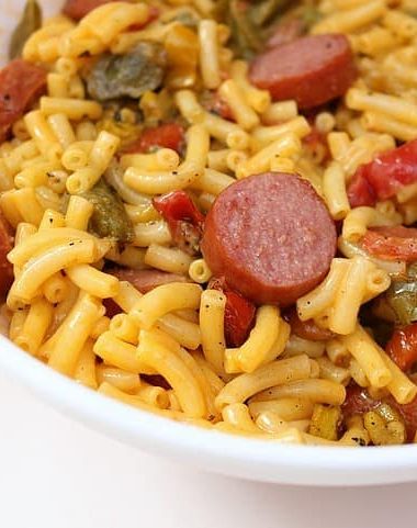 Make your family's dinner easy and delicious with this Peppers and Sausage Macaroni and Cheese recipe!