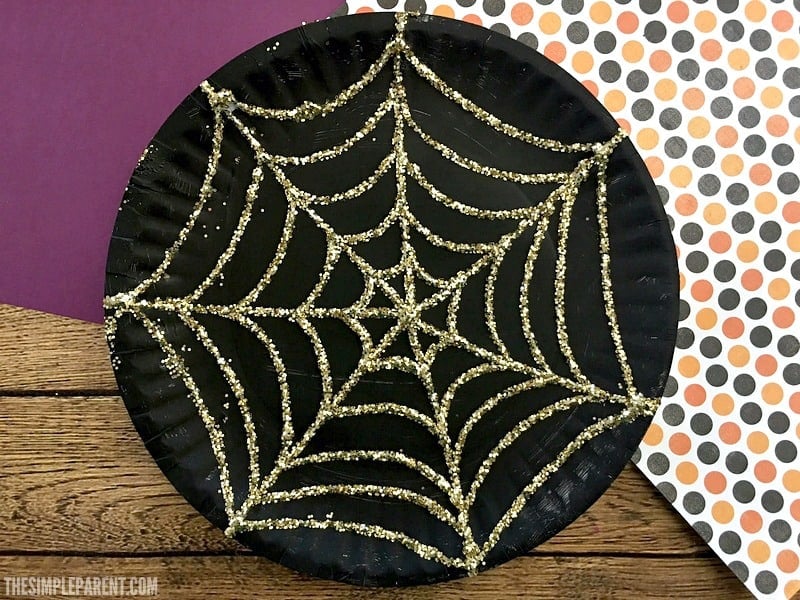 Make this spider web paper plate with your kids this Halloween!