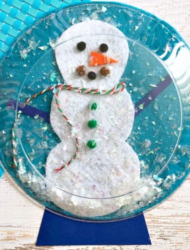 Snowman Snow Globe Craft - This easy DIY craft for kids is perfect for preschool through kindergarten. Older kids can help out too! You can use pom poms, ribbon, and leftover craft supplies to decorate th snowman!