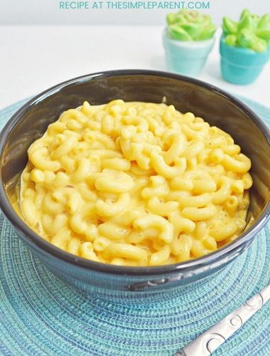 Velveeta Mac and Cheese - This easy macaroni and cheese recipe is perfect for busy families. If comfort foods are what you're craving this easy recipe will get the job done! I love the simple ingredient list! Check it out and you might have everything you already need right in your kitchen!