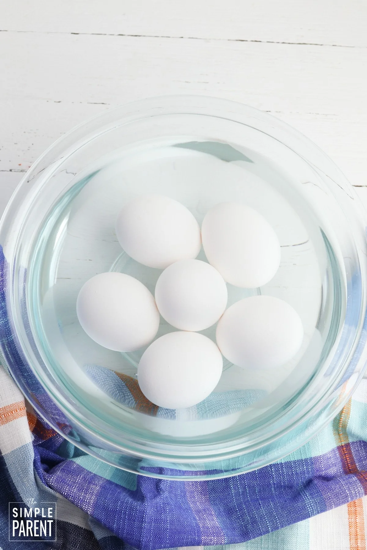 White eggs in glass bowl with water
